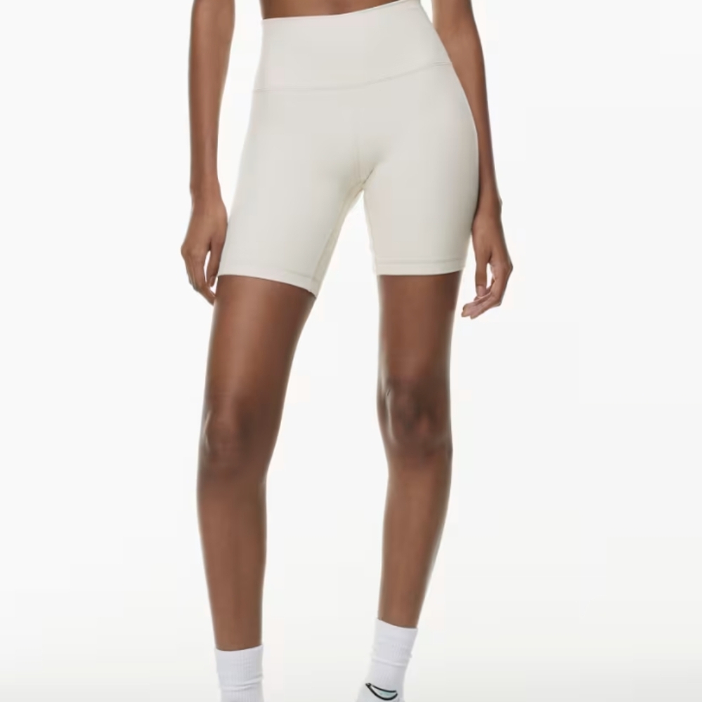 NWT Aritzia Talula atmosphere hi-rise 7" short white